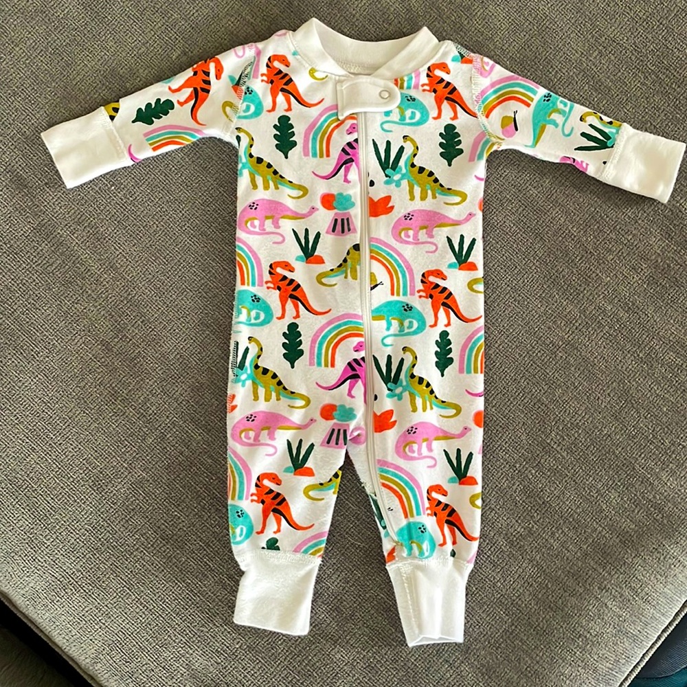 Hanna Andersson baby girls’ zip-front dinosaur sleeper. Size 0-3 months.